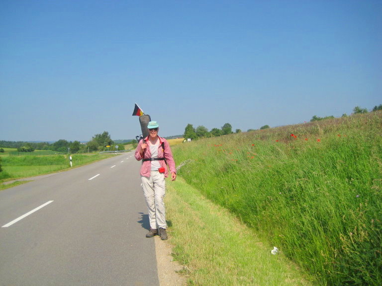 "On the road again" Wanderhans auf Deutschlanddurchquerung während der WM 2010