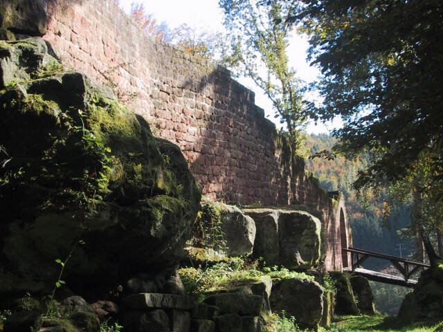 das Steinenschloss bei der Schwarzbachtalbrücke A 62