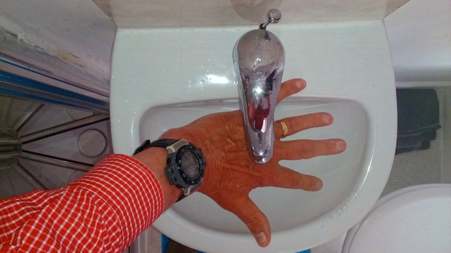 Mini-Waschtisch mit großer Hand in St. Ives